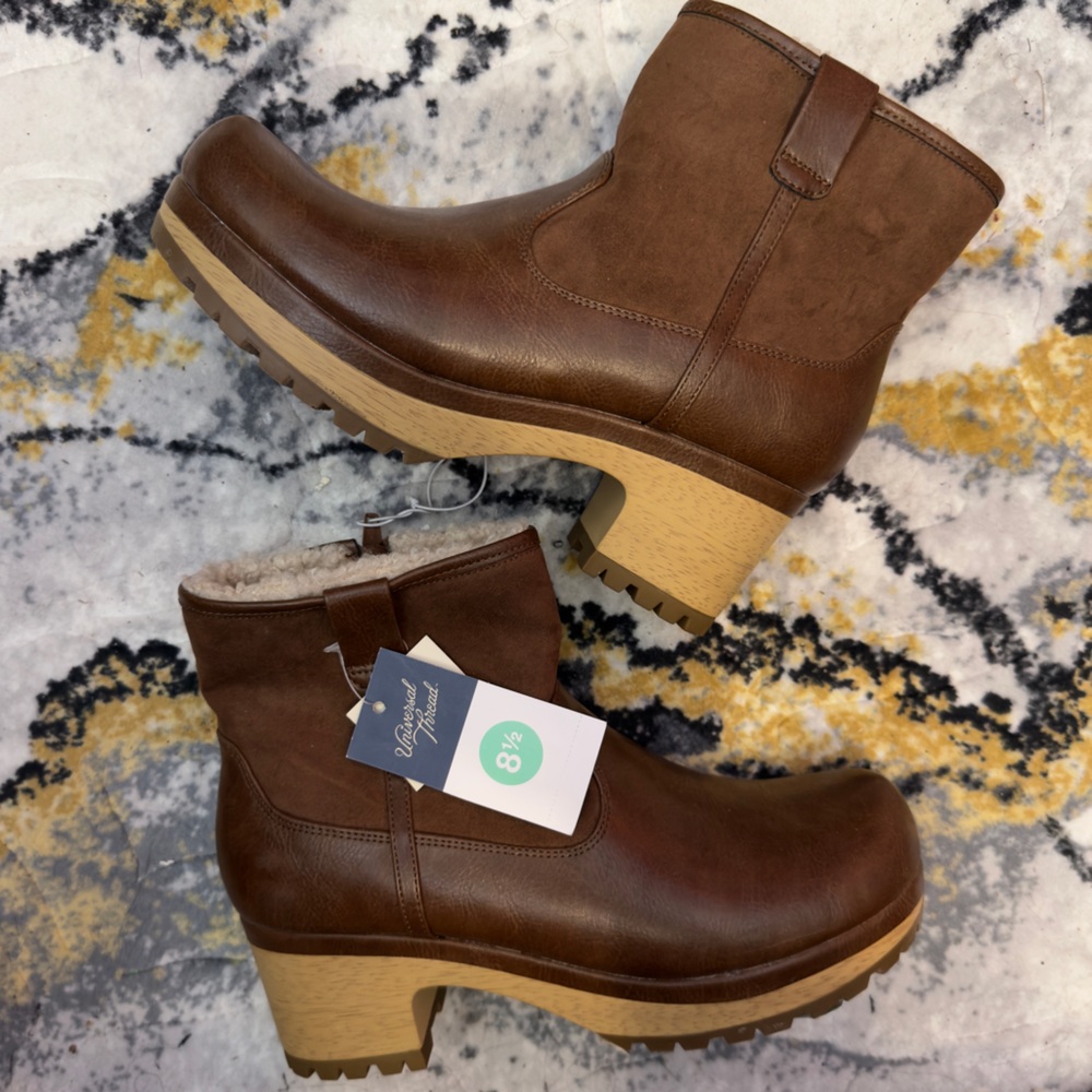 Universal Thread Faux Leather Camel Side Zip Short Ankle Boots Size 8.5